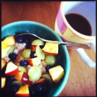 cinnamon oatmeal with nectarine, and grapes|Karlenaさん