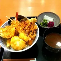 Snapdishの料理写真:銀座ハゲ天 天王寺店 半熟卵天ぷら入り天丼|ゆりりんこさん