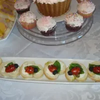 Ladybug bread with basil, cherry tomato and black olive|love eatさん