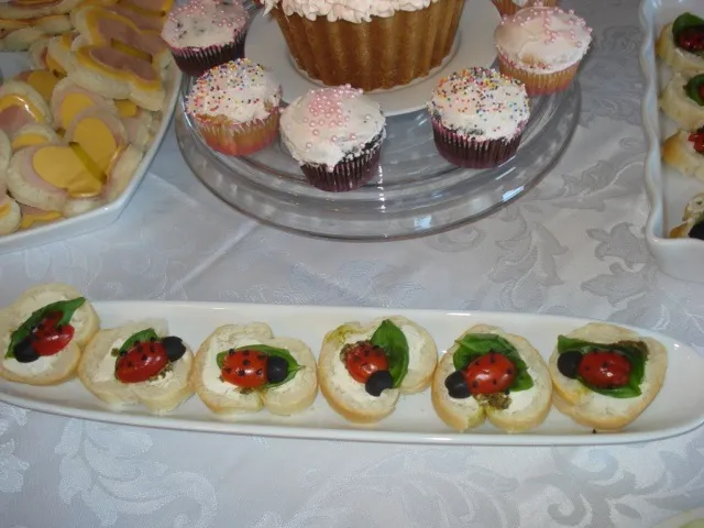 Ladybug bread with basil, cherry tomato and black olive|love eatさん