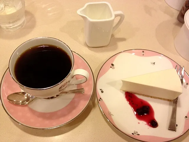 ひとりカフェでコーヒータイム。|のぶコさん