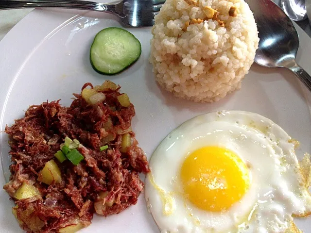 Snapdishの料理写真:corn beef, garlic rice, and toasted bread|ken miyahiraさん