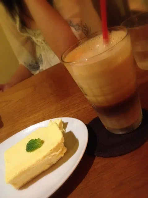 Snapdishの料理写真:NYチーズケーキ＆アイスカフェラテ☆|くららさん