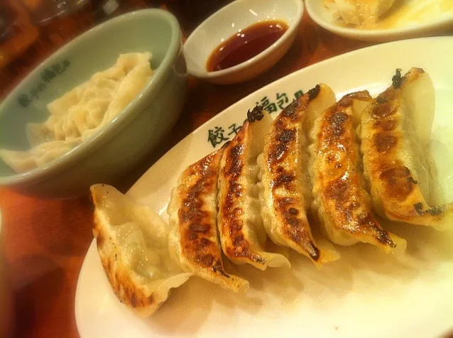 焼き餃子と水餃子。塩ねぎもつけちゃう。|hirotomoさん