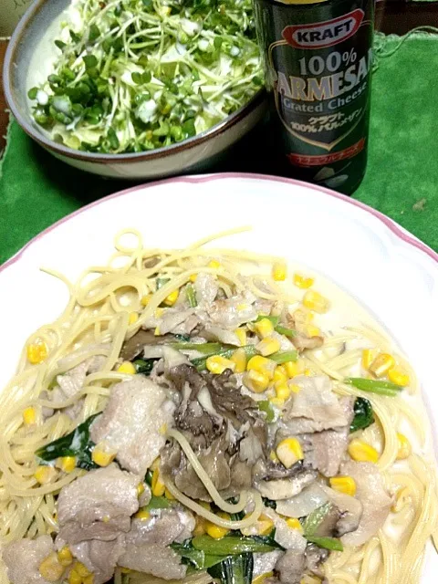 Snapdishの料理写真:#夕飯  粉チーズ、きゃべつカイワレサラダ、肉入りクリーム(牛乳から)パスタ。お腹いっぱいぱい|ms903さん