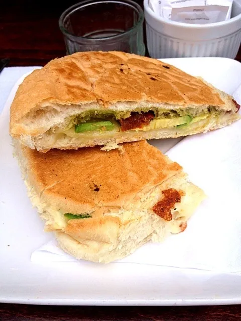 Baps of cheese, avocado and tomato|Chisatoさん