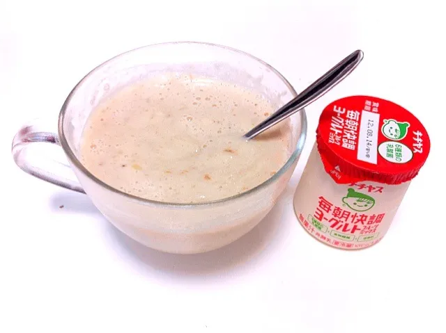 最近よくオススメいただく冷凍バナナ豆乳スムージー。今朝はチチヤスがあったので、ヨーグルトは外出しで。|たけうちさん