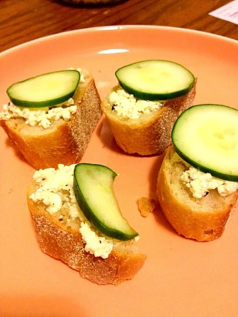 cucumber-feta toasts|Trina Mさん