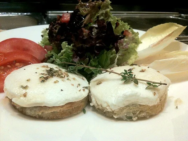 Goat cheese salad with honey|HKさん