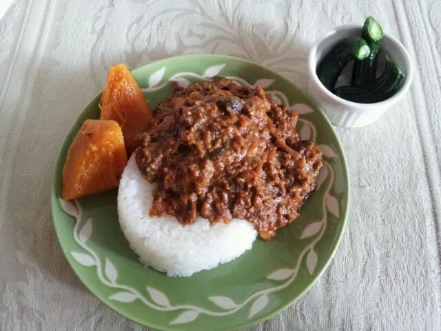 キーマカレー、付け合わせのカボチャの煮物とキュウリのピクルス|細川詞音さん