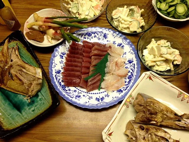 Snapdishの料理写真:今日のご飯はお刺身とマカロニサラダ、マグロのカマ焼きー！！おいしかったぁ|望月有紀さん