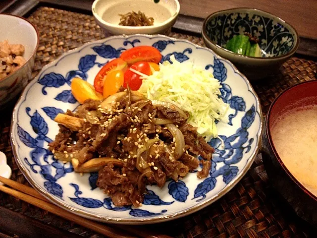 牛肉とエリンギのバター醤油炒め、もろみきゅうり、小魚の生姜煮、お赤飯、大根とおあげのお味噌汁|茉莉子さん