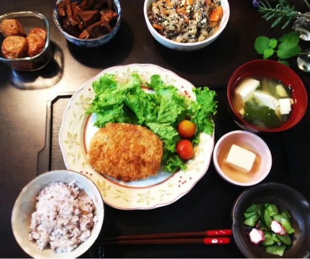 夕ご飯：豆腐とワカメのお味噌汁、鰹の角煮、牛肉こんにゃくヒジキ人参の煮物の玉子とじ、レタス＋トマト、コロッケ(デパ地下お惣菜)、雑穀米など。|piyokoさん