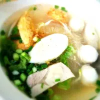 Snapdishの料理写真:Vermicelli in Fish Ball Soup (วุ้นเส้นน้ำลูกชิ้นปลา)|Suvipa Ch.さん