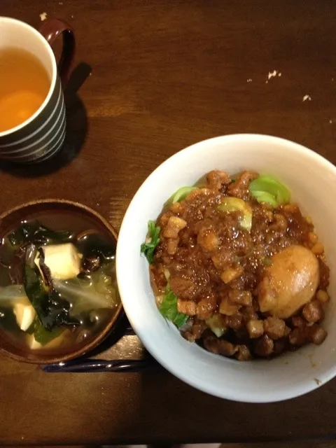 Snapdishの料理写真:昨日エダモンが作ってた台湾魯肉飯  豆腐とキクラゲとワカメのスープ|やなさんさん