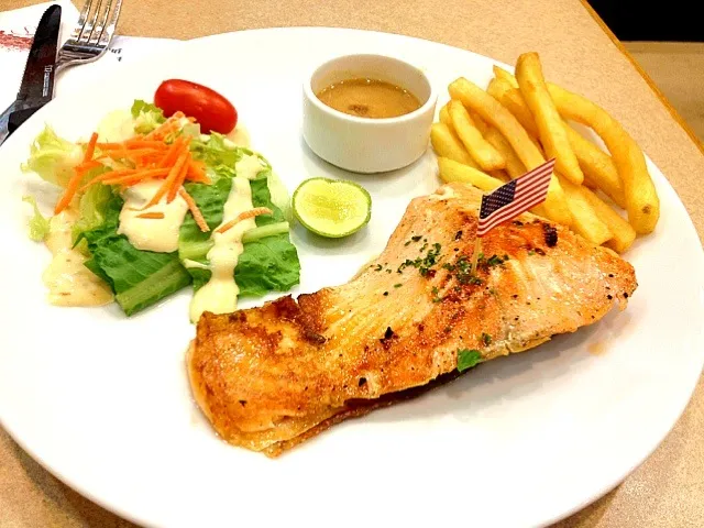 salmon steak with lobster sauce :)|Watashiさん