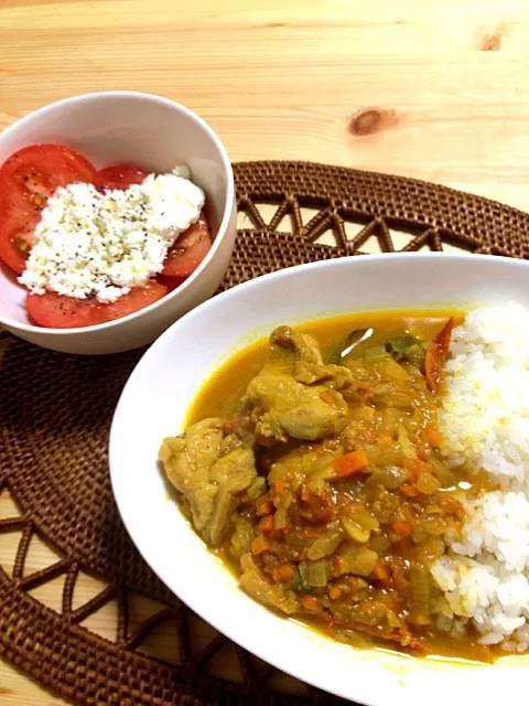 チキンカレー&トマトとカッテージチーズのサラダ|ヒロサンさん