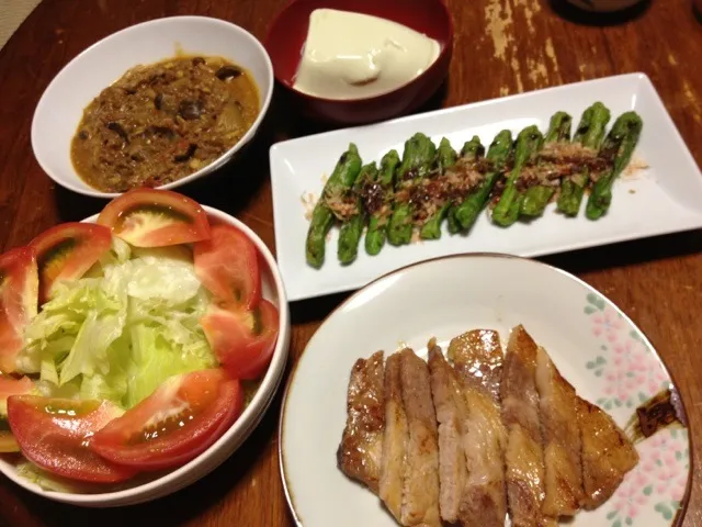 豚ロースの塩麹漬焼き、ししとう焼き、枝豆ジョニー、夏野菜と挽肉カレー、サラダ|そらまめさん