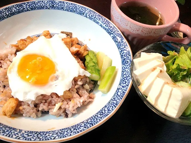 夕ご飯：和風ガパオ(鶏むね肉、玉ねぎ、我が家の茄子&ダークオパールバジル、雑穀米)、茹でアスパラガス、豆腐のサラダ(レタス＋我が家の胡瓜)、わかめスープ。|piyokoさん