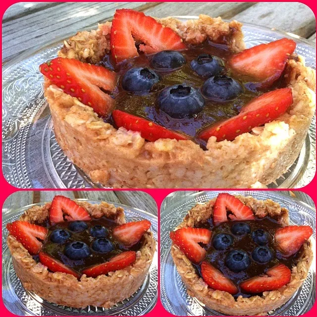 Snapdishの料理写真:Healthy Sweet Tart: Oatmeal Crust, Chocolate Whey Protein filling, Stawberries & Blueberries|Viviana Volpicelliさん