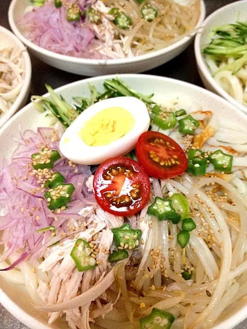 サラダうどん☆蒸し鶏・胡瓜・竹輪・紫玉ねぎ・レンジもやし・ゆで卵・オクラ・プチトマト・炒り胡麻|chyawaさん