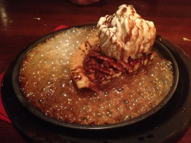 hot sizzling pecan pie on skillet with ice cream|michael rylanderさん