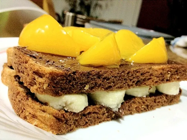 Nutella, peaches and bananas on wholegrain bread|James Balingitさん