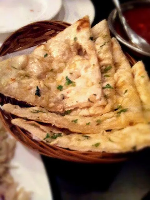 Snapdishの料理写真:Garlic Naan|mickey limさん