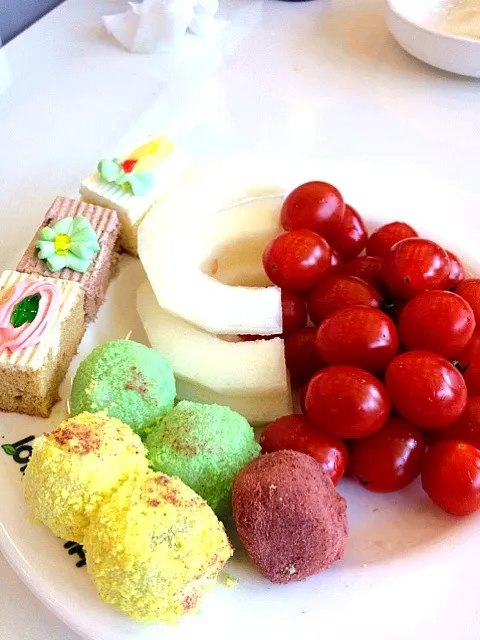 Dessert after bbq. Some cakes, fruits, and Korean mochi.|joyceさん