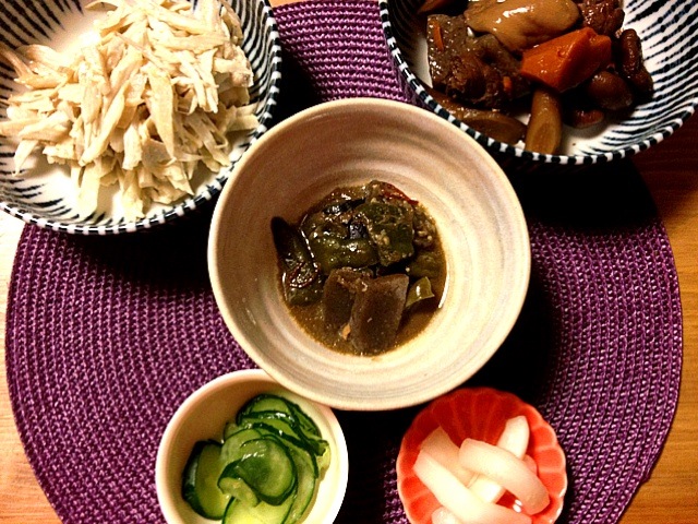 お皿の並べ方が変だけど今日の前菜 煮物 夏野菜の味噌炒め きゅうりの酢の物 牛蒡サラダ 牛蒡サラダは 先日作って美味しかったのでリピート 旦那さんが珍しく美味しい と言っていた マヨネーズに酢 砂糖 練りゴマ めんつゆを入れただけ メインは生姜焼き Canadienne