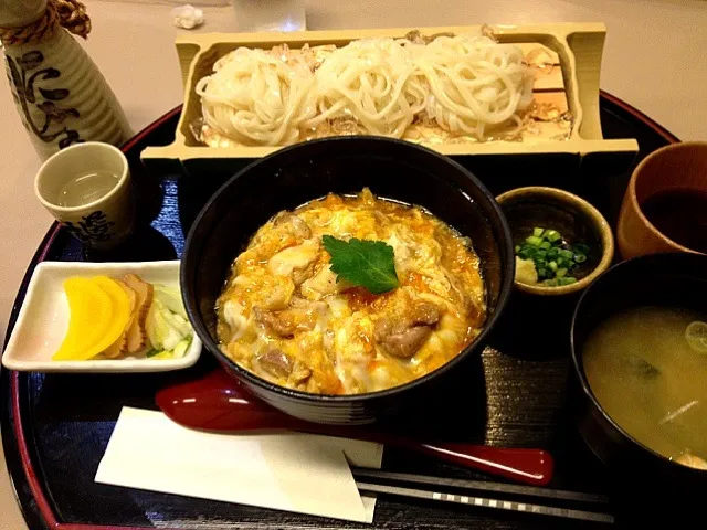 比内地鶏の親子丼＆稲庭うどん＆高清水の熱燗|kutsuna ippeiさん