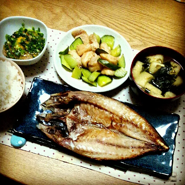 鯵の干物、鶏肉ときゅうりの炒めもの、納豆、わかめとおあげの味噌汁|りかさん