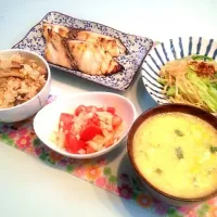 中華風炊き込みご飯、鰤の塩麹焼き、もやしとキャベツのエビ塩炒め、中華風コーンスープ|なつさん