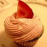 Strawberry Cupcakes with Strawberry Buttercream|Andrea Vibbertさん