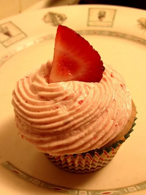 Strawberry Cupcakes with Strawberry Buttercream|Andrea Vibbertさん