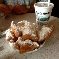 beignets at cafe du monde|caitlin hoffmanさん