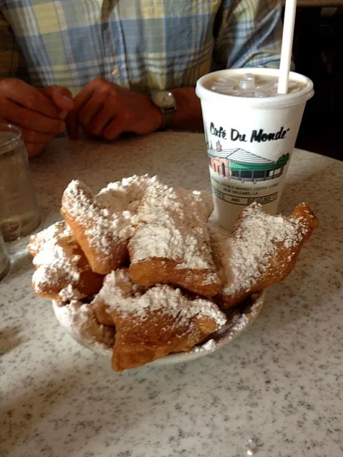 beignets at cafe du monde|caitlin hoffmanさん