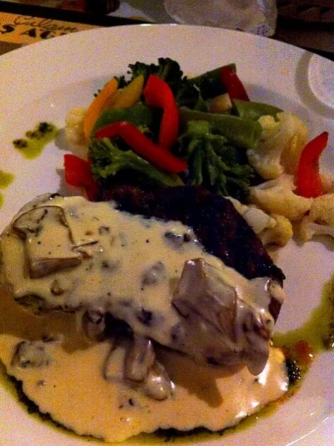 steak with gorgonzola sauce|Banu Ozdenさん