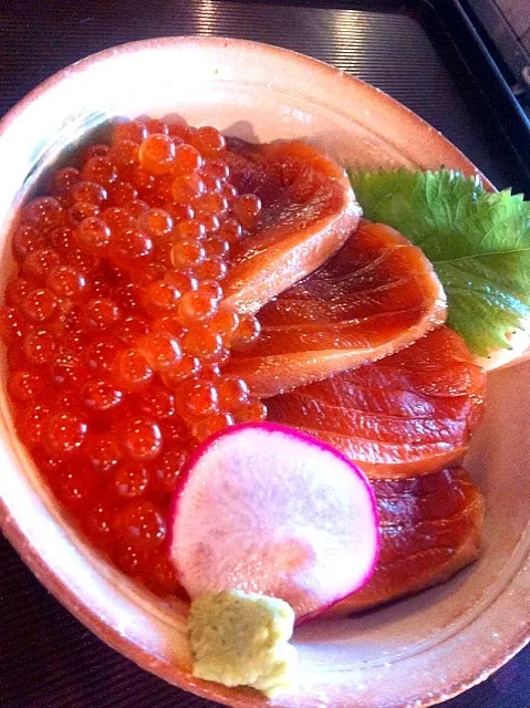 Snapdishの料理写真:Salmon and Ikura bowl|Justin Tylerさん