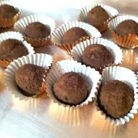 Snapdishの料理写真:Vegan Frozen Banana Chocolate Truffles|andrea bowlandさん