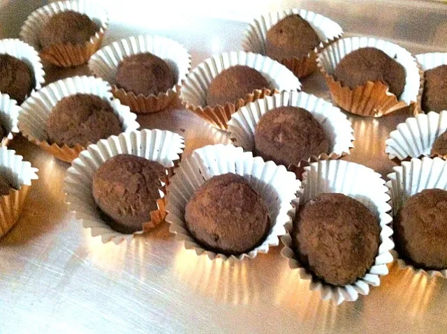 Snapdishの料理写真:Vegan Frozen Banana Chocolate Truffles|andrea bowlandさん