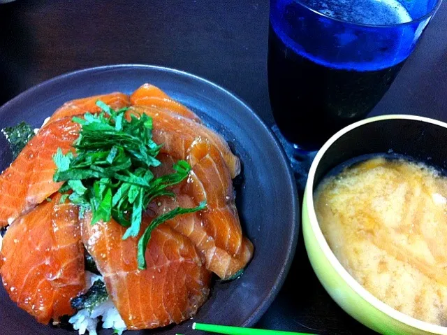 Snapdishの料理写真:サーモンの漬け丼|安藤雄介さん