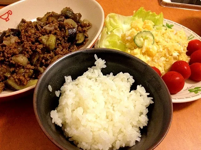 ナスとひき肉の炒め物、ポテトサラダも付けて栄養バランスばっちり(｡-_-｡)|ジョニーさん