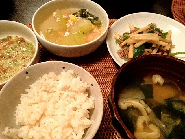 あ〜うちに帰って来たあ、と思うのはご飯作るとき。オクラ納豆、青椒肉絲、冬瓜の鶏そぼろ煮、ワカメと玉ねぎ、油揚げのお味噌汁。|松浦有里さん