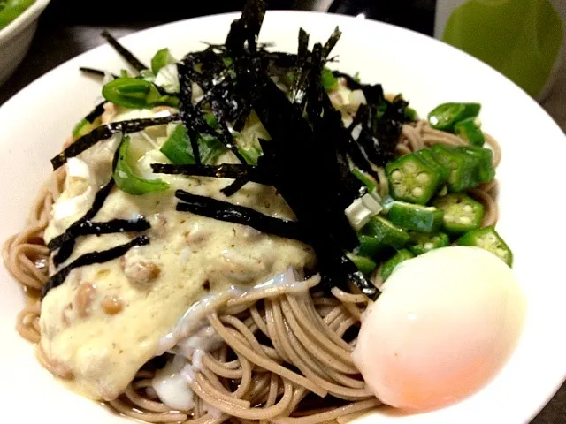 納豆と豆腐のとろろ風ぶっかけソバ温玉添え|しょうじさん