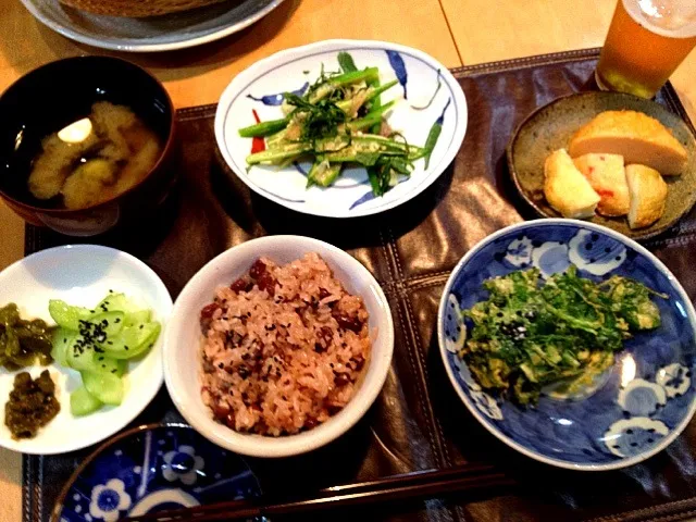 今日はお赤飯。オクラと茗荷と大葉の和え物、大根菜のかき揚げ、薩摩揚げ、茄子の味噌汁などと。|宮尾益人さん