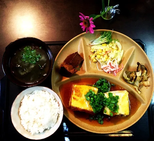 Snapdishの料理写真:夕ご飯：揚げ出し豆腐、焼き茄子、コーンと玉ねぎの炒め物(パセリ、マヨ)、ワカメとフノリのお味噌汁、鰹の角煮、クレソンとカニカマ、麦入りごはん。|piyokoさん