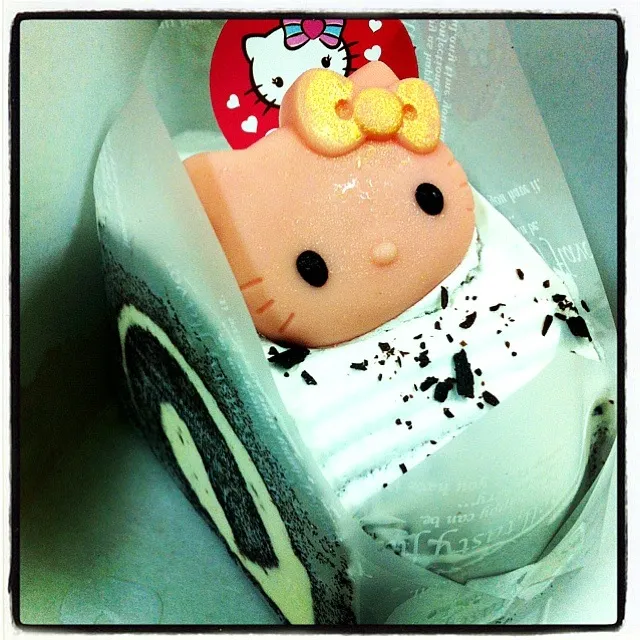 Snapdishの料理写真:hello kitty roll cake,nice!!|seeling yapさん