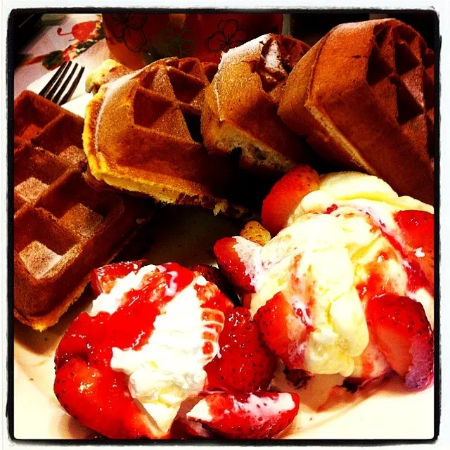 cream and strawberry waffles,yummy!|seeling yapさん