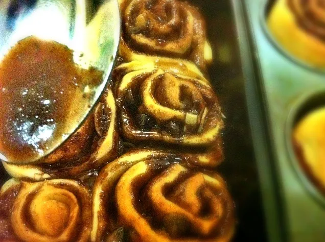 glazing my cinnamon rolls with choco syrup|caren memanさん